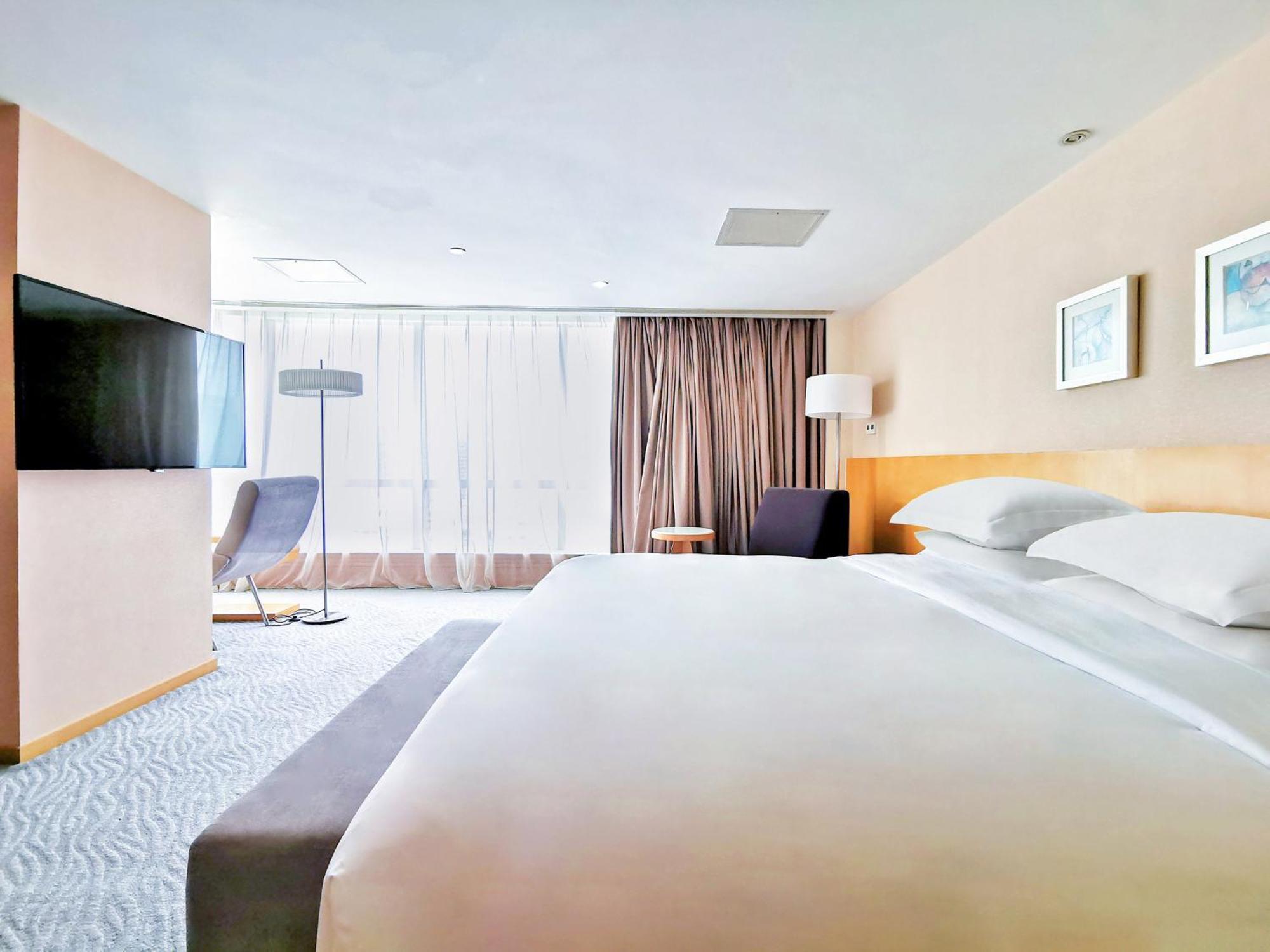 Crowne Plaza Zhuhai City Center By Ihg - Offers Free One-Way Shuttle To Chimelong Ocean Kingdom Экстерьер фото